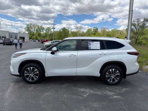 Used 2024 Toyota Highlander XLE AWD/4WD image 2
