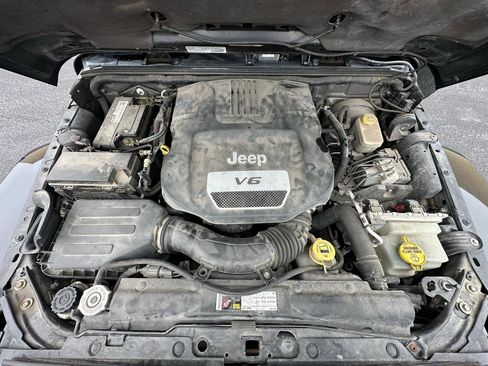 Used 2014 Jeep Wrangler Unlimited Sahara w/ Dual Top Group AWD/4WD image 18