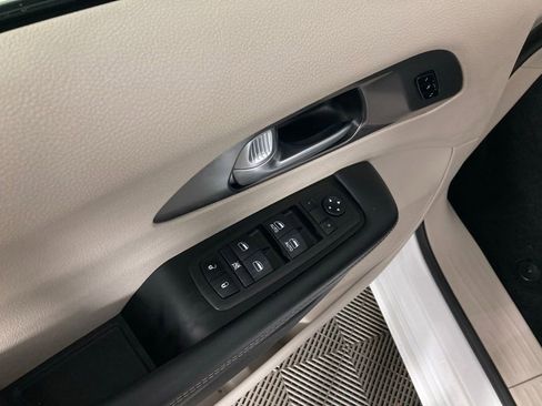 Used 2024 Chrysler Pacifica Touring-L image 11