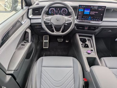 New 2026 Volkswagen Tiguan SE R-Line FWD image 16