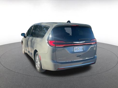 Used 2025 Chrysler Pacifica Select image 5
