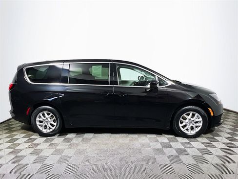 Used 2024 Chrysler Voyager LX image 9
