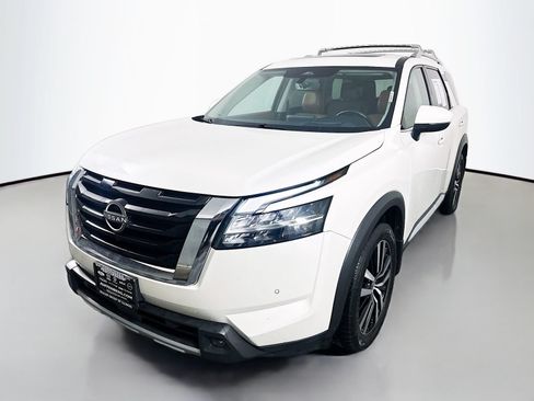 Used 2023 Nissan Pathfinder Platinum FWD image 3