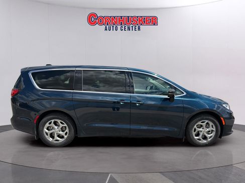 Used 2024 Chrysler Pacifica Limited FWD image 8