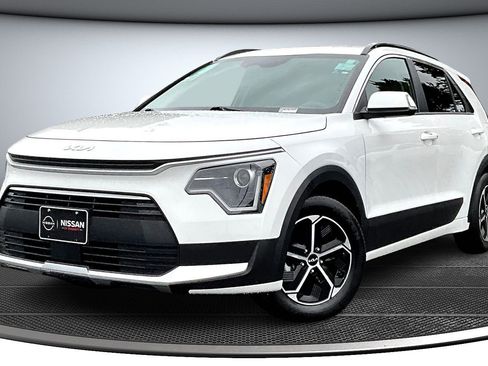 Used 2023 Kia Niro EX image 3