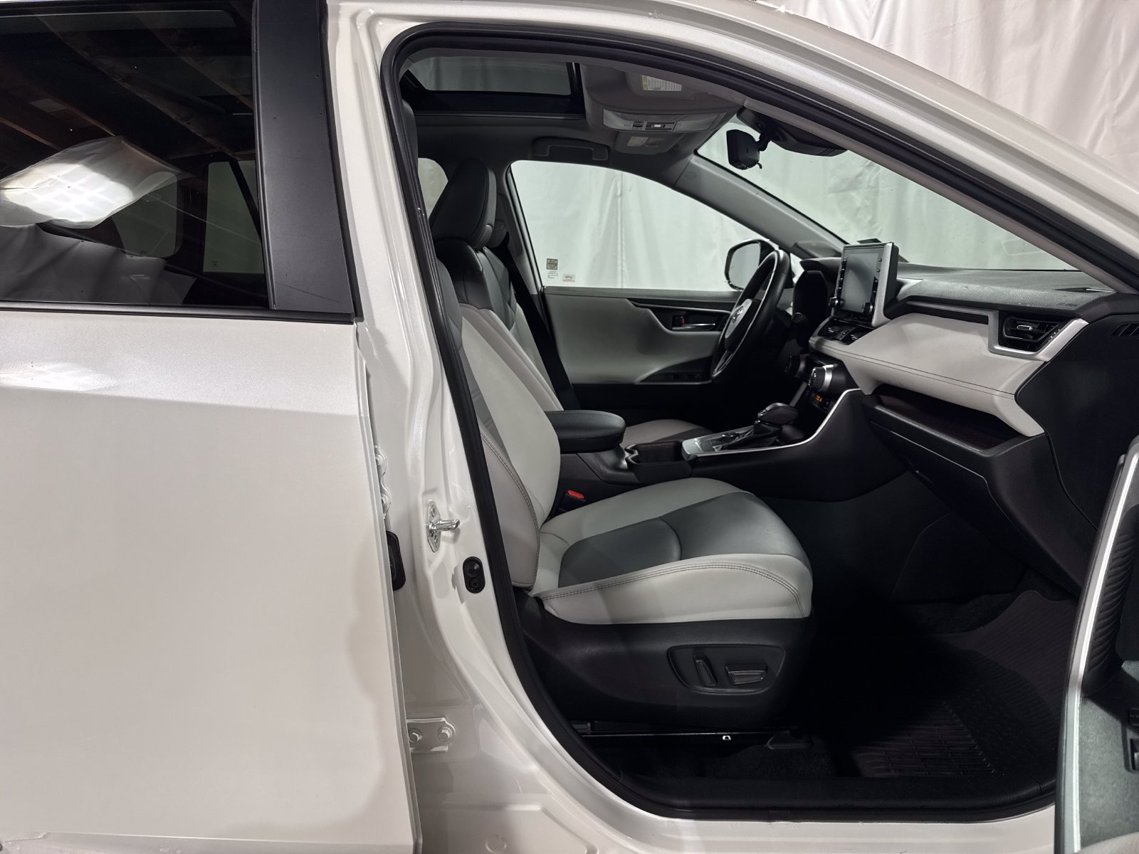 Used 2022 Toyota RAV4 Limited AWD/4WD image 15