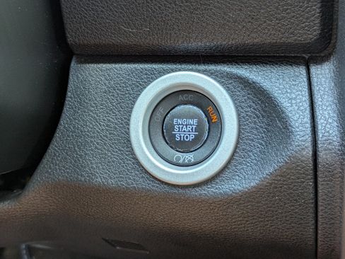 Used 2018 RAM 1500 Laramie w/ Convenience Group AWD/4WD image 31