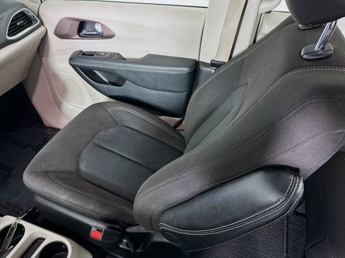 Used 2023 Chrysler Voyager LX FWD image 22