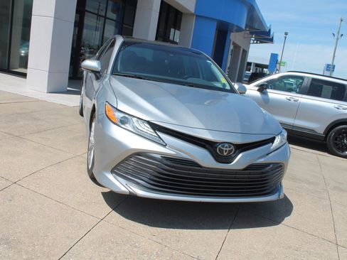 Used 2019 Toyota Camry XLE FWD image 2