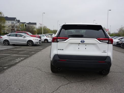 Used 2022 Toyota RAV4 LE image 5