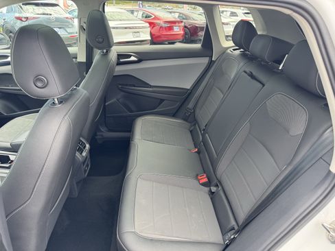Used 2023 Volkswagen Taos SE w/ Panoramic Sunroof Package FWD image 33