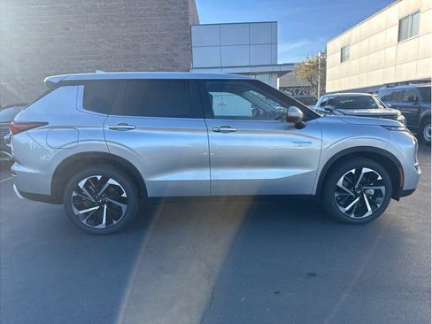 Used 2025 Mitsubishi Outlander SE image 4