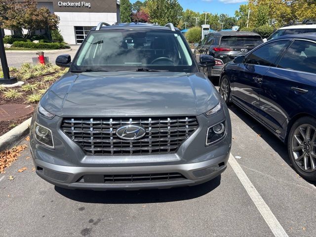 Used 2023 Hyundai Venue Limited w/ Cargo Package FWD image 3