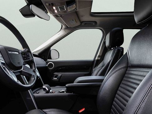 Used 2024 Land Rover Discovery S image 9