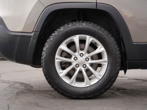 Used 2019 Jeep Cherokee Latitude w/ Popular Appearance Group AWD/4WD image 11