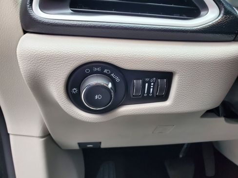 Used 2023 Chrysler Pacifica Touring-L FWD image 10