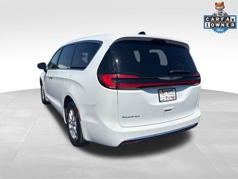 Used 2023 Chrysler Pacifica Touring-L FWD image 5