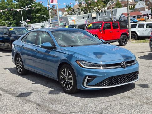 Used 2025 Volkswagen Jetta SE FWD image 4