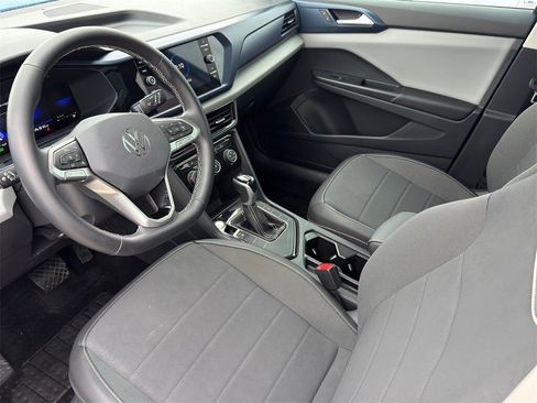 Used 2023 Volkswagen Taos SE w/ Panoramic Sunroof Package image 10