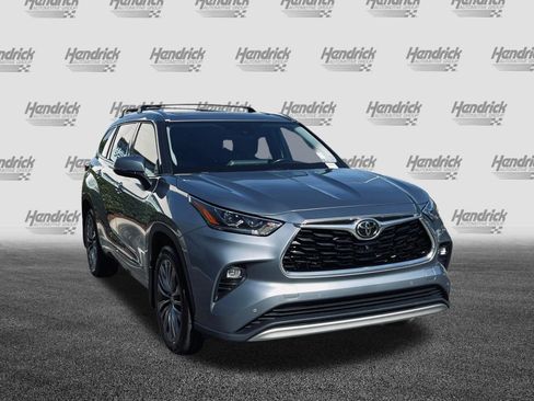 Used 2021 Toyota Highlander Platinum FWD image 2