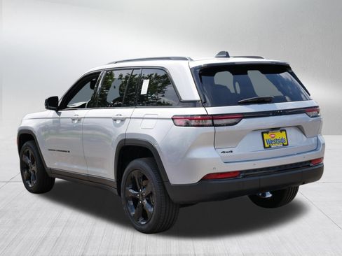 Used 2023 Jeep Grand Cherokee Altitude AWD/4WD image 5
