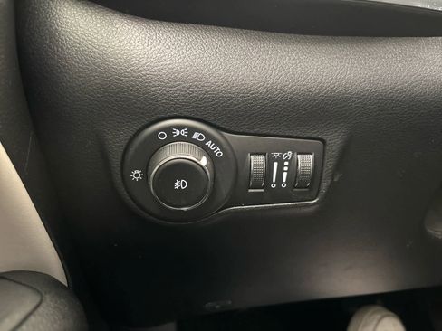 Used 2023 Jeep Compass Limited w/ Sun and Sound Group image 25