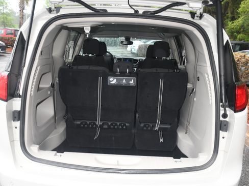 Used 2020 Chrysler Pacifica Touring FWD image 16