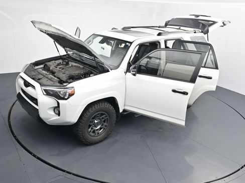 Used 2020 Toyota 4Runner Venture w/ Moonroof Package AWD/4WD image 36