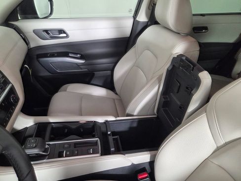 Used 2025 Nissan Pathfinder SL FWD image 20