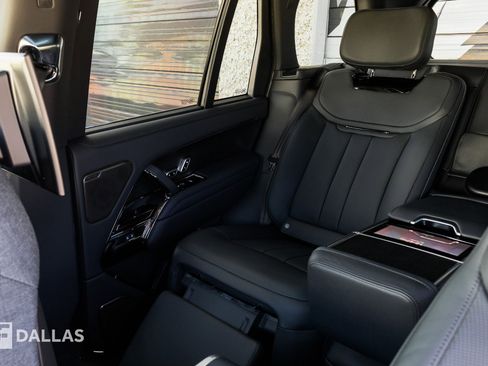 Used 2025 Land Rover Range Rover SV image 31