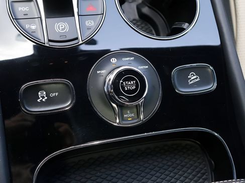 Used 2021 Bentley Bentayga Plug-In Hybrid AWD/4WD image 30