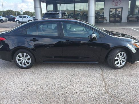 Used 2025 Toyota Corolla LE FWD image 2