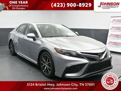 Used 2021 Toyota Camry SE image 1