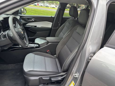 Used 2025 Chevrolet Trax LT FWD image 31
