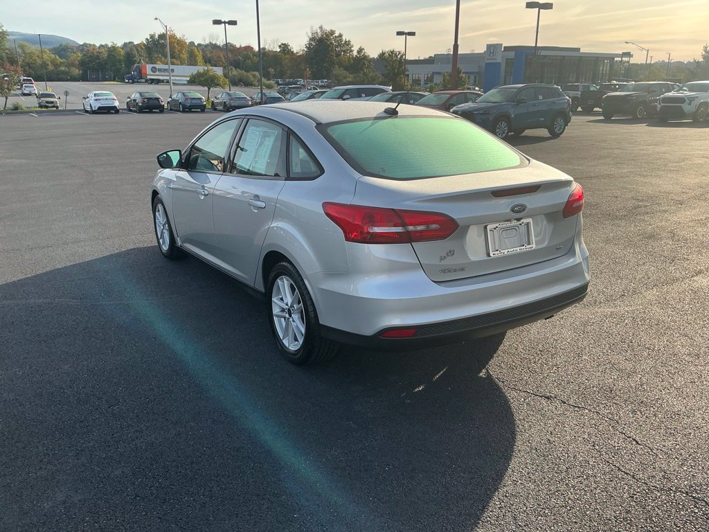 Used 2018 Ford Focus SE w/ Cold Weather Package FWD image 9