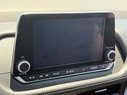 Used 2025 Nissan Rogue SV FWD image 9