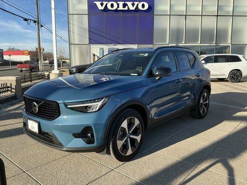 Certified 2025 Volvo XC40 B5 Plus AWD/4WD image 2