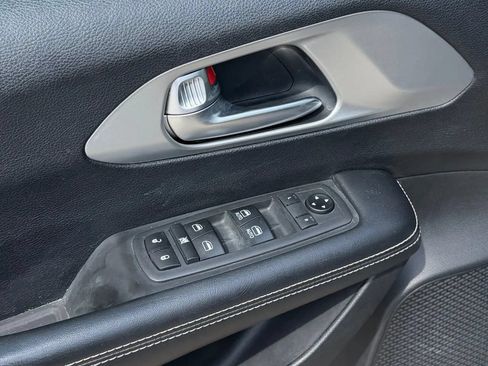 Used 2019 Chrysler Pacifica Touring-L w/ S Appearance Package FWD image 5
