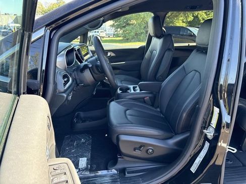 Used 2026 Chrysler Pacifica Select AWD/4WD image 17