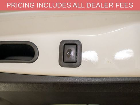Used 2016 Toyota Highlander XLE FWD image 6