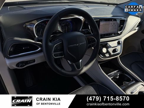 Used 2023 Chrysler Pacifica Limited image 10