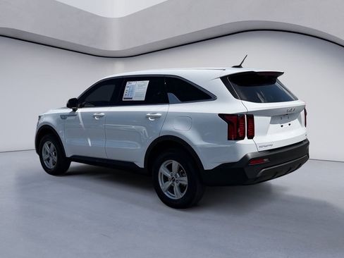 Used 2023 Kia Sorento LX image 3
