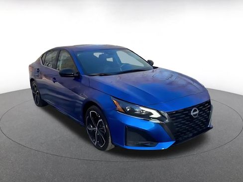 Used 2025 Nissan Altima 2.5 SR image 3