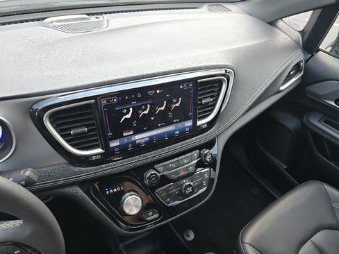 Used 2024 Chrysler Pacifica Limited FWD image 26
