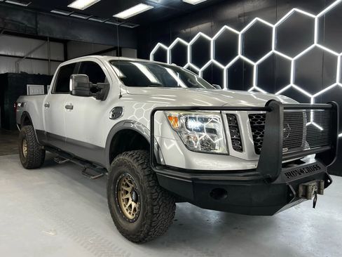 Used 2017 Nissan Titan PRO-4X AWD/4WD image 5