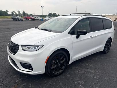 Used 2024 Chrysler Pacifica Limited w/ Uconnect Theater Family Group