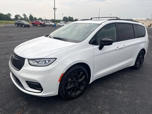 Used 2024 Chrysler Pacifica Limited w/ Uconnect Theater Family Group FWD image 1