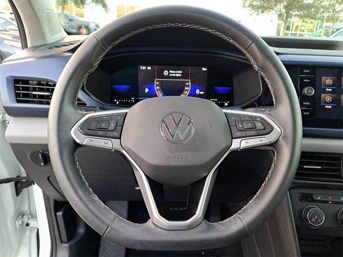 Certified 2022 Volkswagen Taos SE image 17