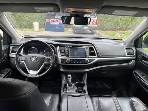 Used 2019 Toyota Highlander SE AWD/4WD image 18