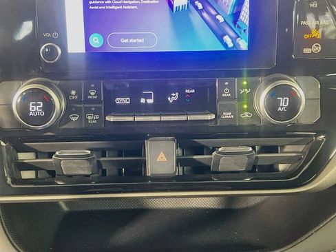 Used 2025 Toyota Highlander LE FWD image 23